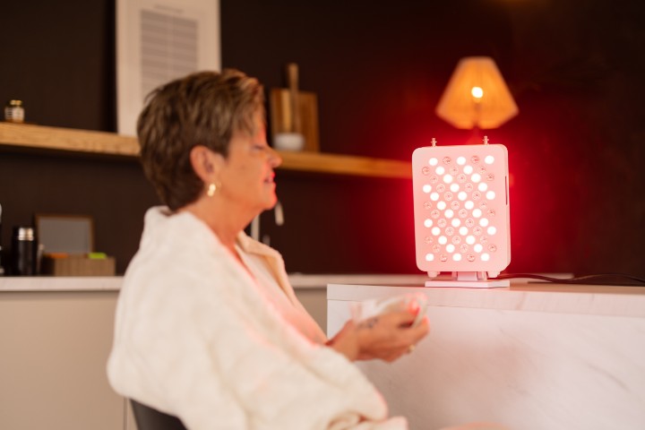 Liroma Rotlichttherapie RL60 auf einem Küchentisch