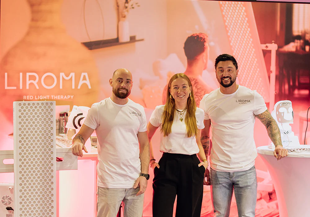 Das Team von Liroma am Stand mit einer Rotlichtlampe