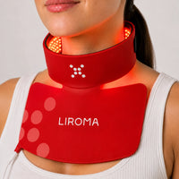 Frau trägt das Liroma LED Band für Hals und Dékolleté