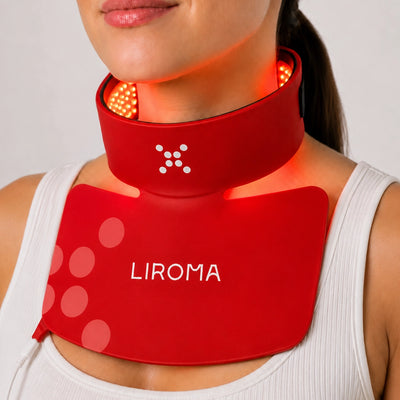 Frau trägt das Liroma LED Band für Hals und Dékolleté