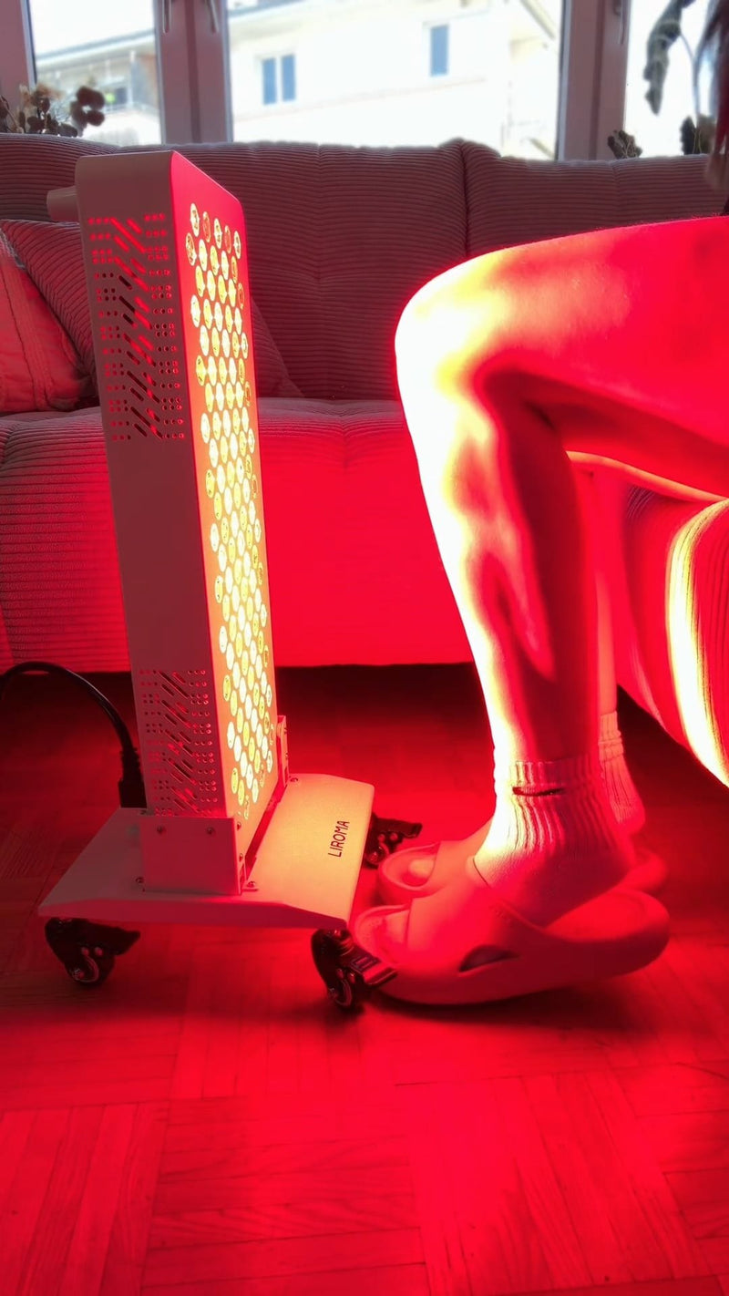 Rotlichtbehandlung der Beine mit einem Liroma Panel zu Hause